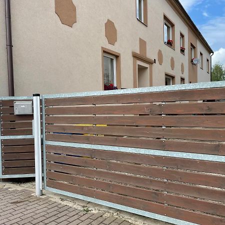 Garsoniera v roddiném domě Hostal Dubice Exterior foto